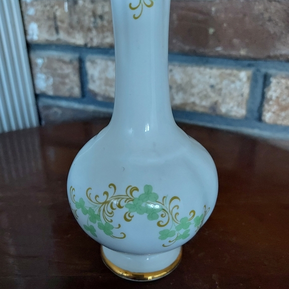 Royal Tara Irish Bone China Bud Vase Shamrocks Gold Trim Ireland 6.5 Inches - Picture 4 of 8